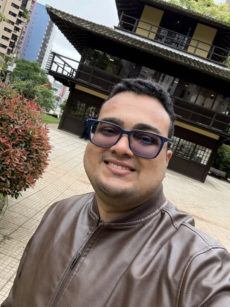 Leonardo Silva, consultor de redes, usando óculos e jaqueta marrom
